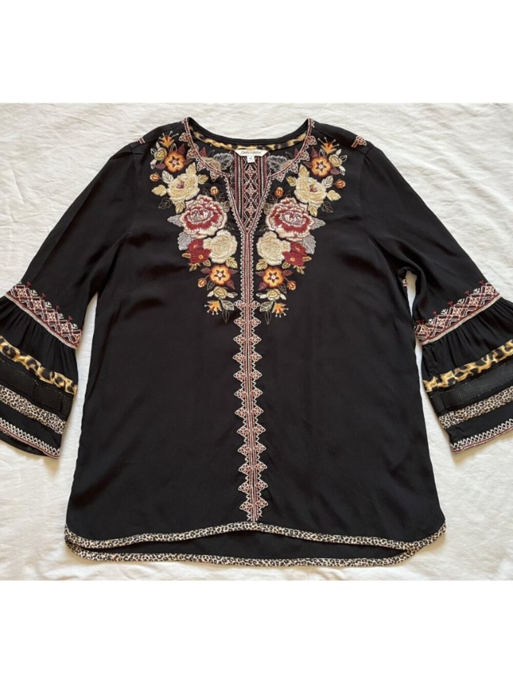John Mark Women's Floral Embroidered Tunic Top Hi-Low Hem Bell Sleeve Sz Medium